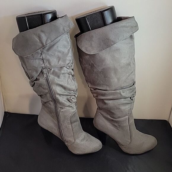 CHARLOTTE RUSSE LONG PLEATED ROUND TOE SOLID KNEE HIGH SLIP-ON BOOT - Picture 4 of 13